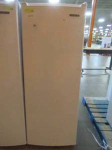 lot 39 image: Thomson Upright Freezer 6.5 cu. ft., TFRT690 - Scratch and Dent - In good working condition.