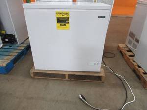 lot 41 image: Thomson Chest Freezer (7.0 cu. ft.) in White, TFRF710-SM - Scratch and Dent - In good working condition.