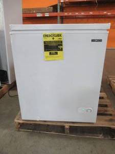 lot 42 image: Thomson 5.0 cu.ft. Chest Freezer in White, TFRF520-SM - Scratch and Dent - In good working condition.