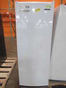 lot 50 image: Thomson Upright Freezer 6.5 cu. ft., TFRT690 - Scratch and Dent - In good working condition.