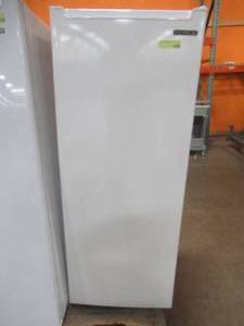 lot 51 image: Thomson Upright Freezer 6.5 cu. ft., TFRT690 - Scratch and Dent - In good working condition.