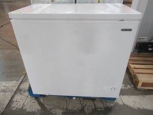 lot 53 image: Thomson Chest Freezer (7.0 cu. ft.) in White, TFRF710-SM - Scratch and Dent - In good working condition.
