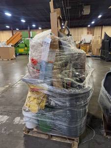 lot 855 image: Pallet of Commercial Cleaning Items