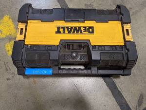lot 862 image: DeWalt DWST08810 Radio and Battery Charger