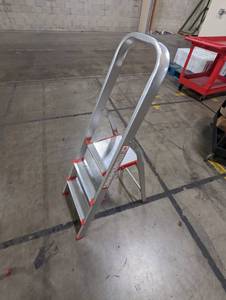 lot 865 image: Lightweight Aluminum Step Ladder