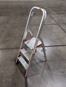 lot 866 image: Lightweight Aluminum Step Ladder