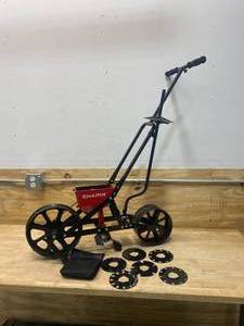 lot 26 image: CHAPIN Push Spreader For Seed 3 lb