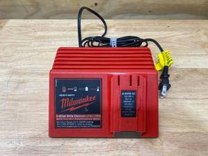 lot 76 image: MILWAUKEE 12v-18v NiCd or NiMH Universal Battery Charger 10-15-0680