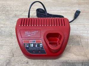 lot 130 image: MILWAUKEE M12 12-Volt Lithium-Ion Battery Charger