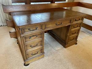 lot 45 image: Large Vintage Desk w Leather Top
