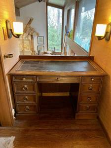 lot 25 image: Medium Vintage Desk w Leather Top