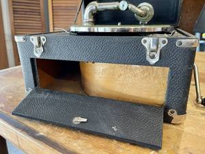 lot 3 image: Portable Antique Phonograph