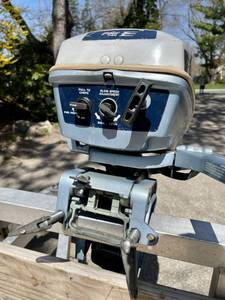 lot 42 image: Evinrude 4.5 Boat Motor