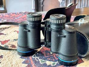 lot 50 image: Pair of Vintage Binoculars wCase