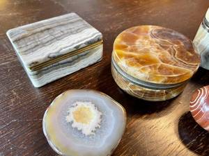 lot 51 image: Assorted Onyx etc Stone Items