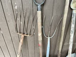 lot 56 image: Assorted Shovels