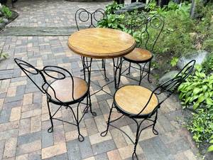 lot 75 image: Excellent Vintage Iron Ice Cream Parlor Table &amp Chair Set