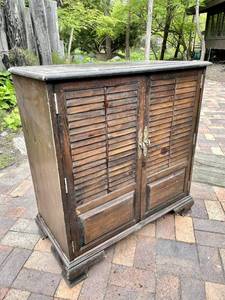 lot 80 image: Vintage LiquorBar Cabinet