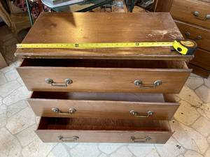 lot 106 image: Vintage 3-Drawer Dresser - Matches Lot 107