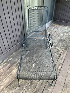 lot 116 image: Iron Chaise Lounge Patio Chair
