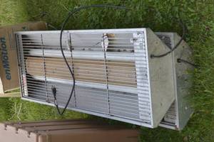 lot 13 image: 2 bug lights and automatic towel dispenser