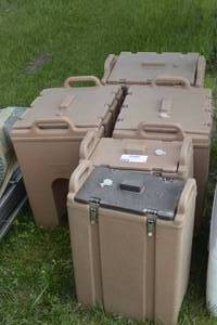 lot 15 image: lot of 5 cambros in 2 different sizes