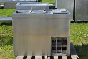 lot 22 image: Ice Cream flip top dip cabinet with topping rail