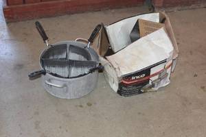 lot 120 image: Aluminum Pasta cooker with 8 inserts
