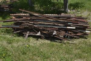 lot 146 image: pallet of t-posts
