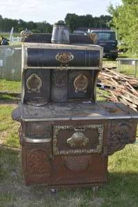 lot 41 image: Vintage Staples Favorite Cast Iron Stove