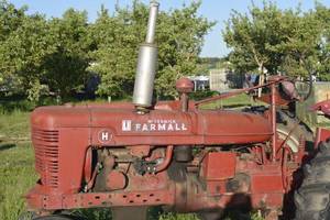 lot 6B image: Farmall H Tractor