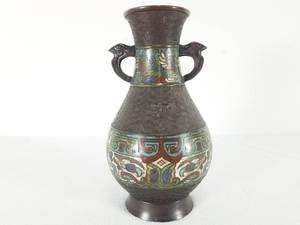 lot 8 image: Handled Vase
