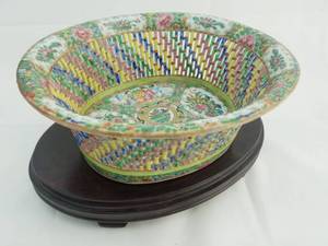 lot 87 image: Chinese Ceramic Basket on a Stand