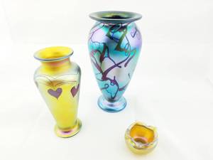 lot 118 image: 3 Lunderberg Studio Glassware, 2 Vases and a Dish