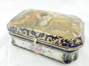 lot 41 image: Decorative Ceramic Trinket Box