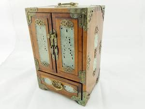 lot 48 image: Chinese Box with Hardstone Insets