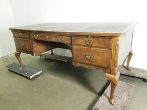 lot 4 image: Queen Anne Style Walnut and Hardwood Executive Desk