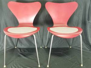 lot 195 image: Pair of Arne Jacobsen for Fritz Hansen Series 7  Chairs