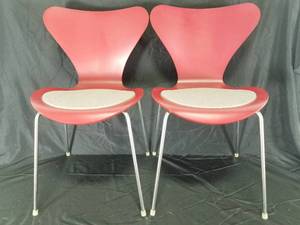 lot 196 image: Pair of Arne Jacobsen for Fritz Hansen Series 7  Chairs