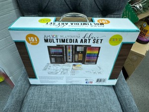 lot 38 image: New Art101 Platinum 151 Piece Multimedia Artist Set