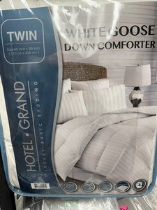 lot 45 image: New Hotel Grand 500 Thread Count Medium Warmth Siberian White Down Comforter - Twin