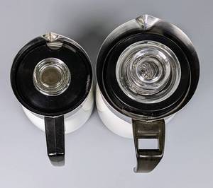 lot 25 image: Vintage Corning Ware 6 & 10 Cup Coffee Pots