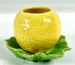 lot 168 image: Vintage 1953 McCoy Pottery Cold Painted Orange Fruit Planter w Leaf Base