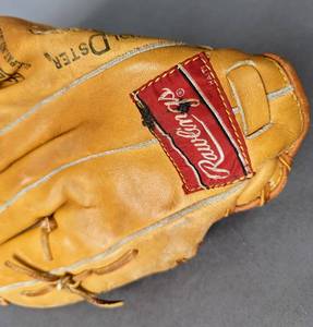 lot 31 image: Rawlings RBG4 Cesar Cedeno Leather Baseball Glove