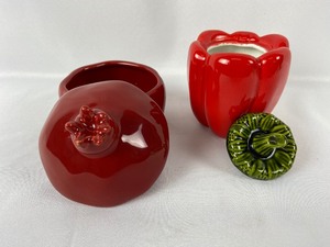 lot 176 image: Williams Sonoma Barbara Eigen Pomegranate Tureen & Ceramic Bell Pepper Vessel
