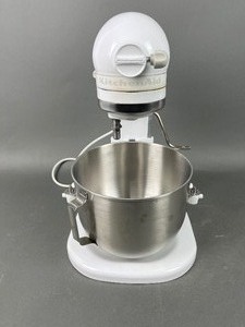 lot 38 image: White KitchenAid Standing Mixer w 3 Attachments- Model K5SSWW