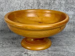 lot 122 image: Handsome Italian Wood Fruit Bowl and Beautiful Glass ApplePumpkin- Made in Italy