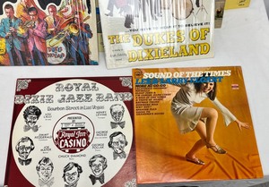 lot 205 image: 16 Vintage Vinyl Records