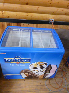 lot 10 image: AHT Blue Bunny Ice Cream Chest Freezer