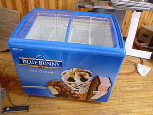 lot 11 image: AHT Blue Bunny Ice Cream Chest Freezer